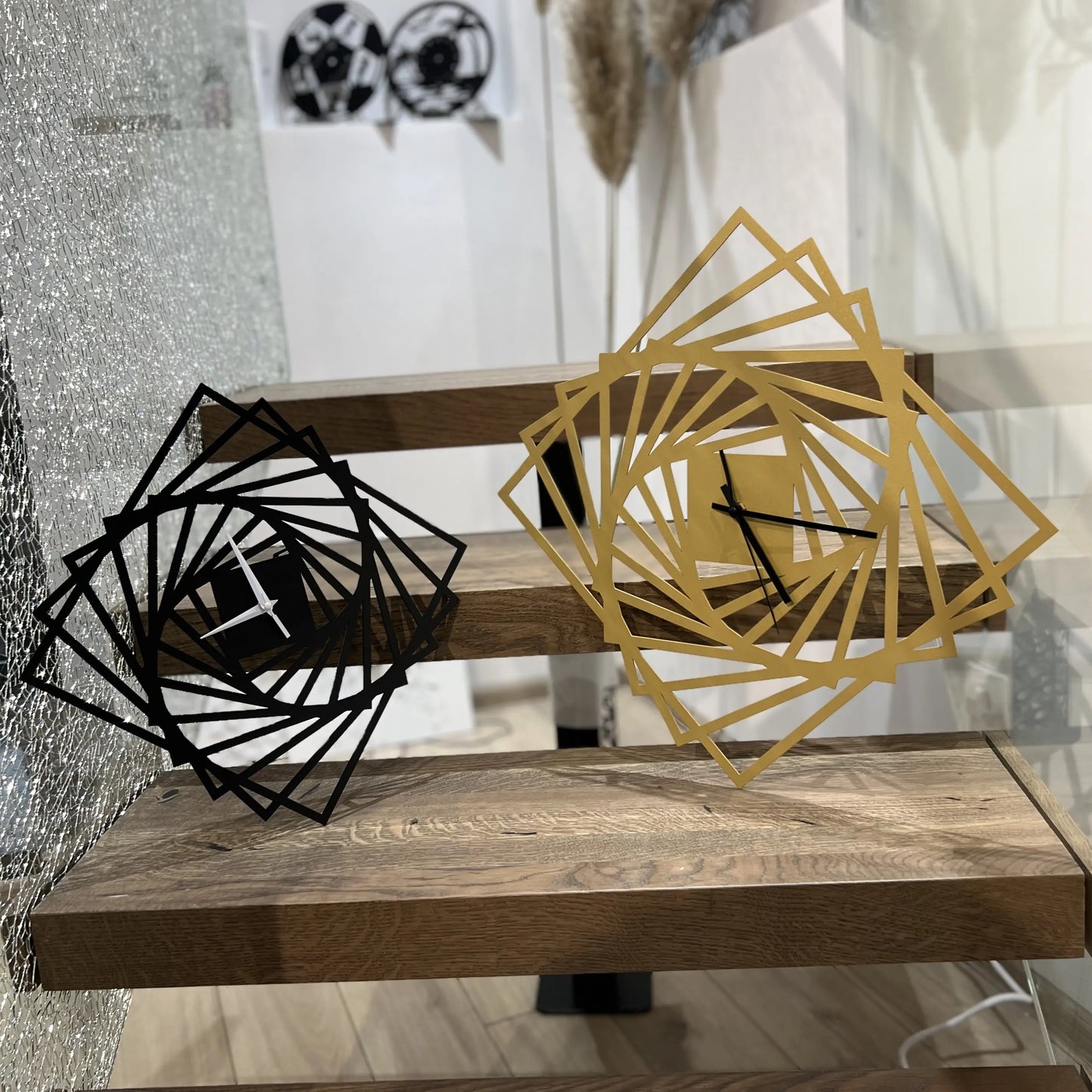 Zidni metalni satovi crni i zlatni