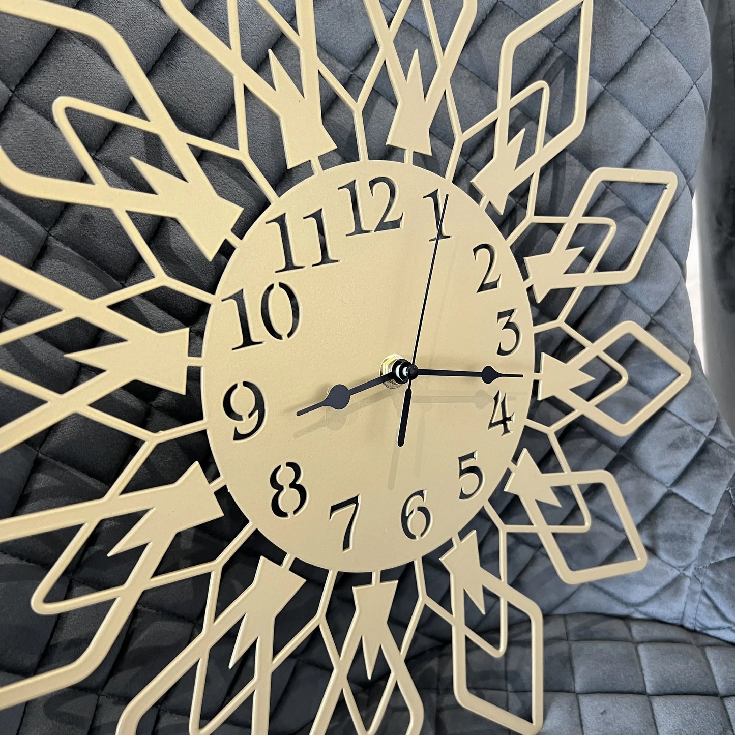 Zidni sat zlatni metalni