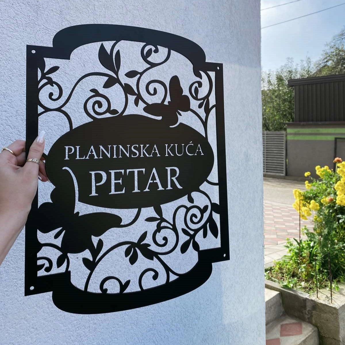 Metalni natpis sa adresom kao kovani crni