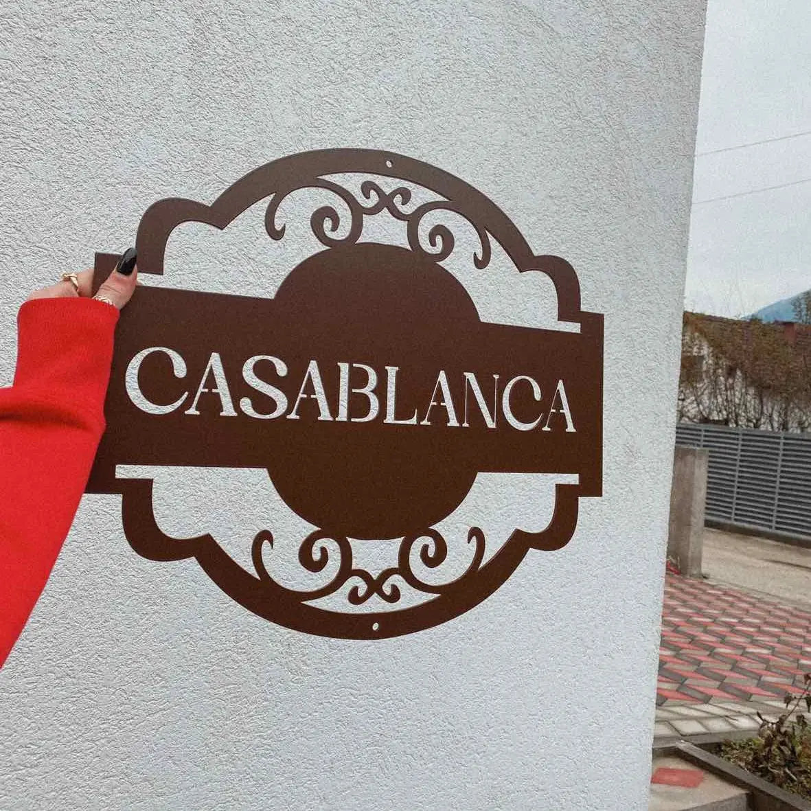 Metalni natpis za adresu smedji