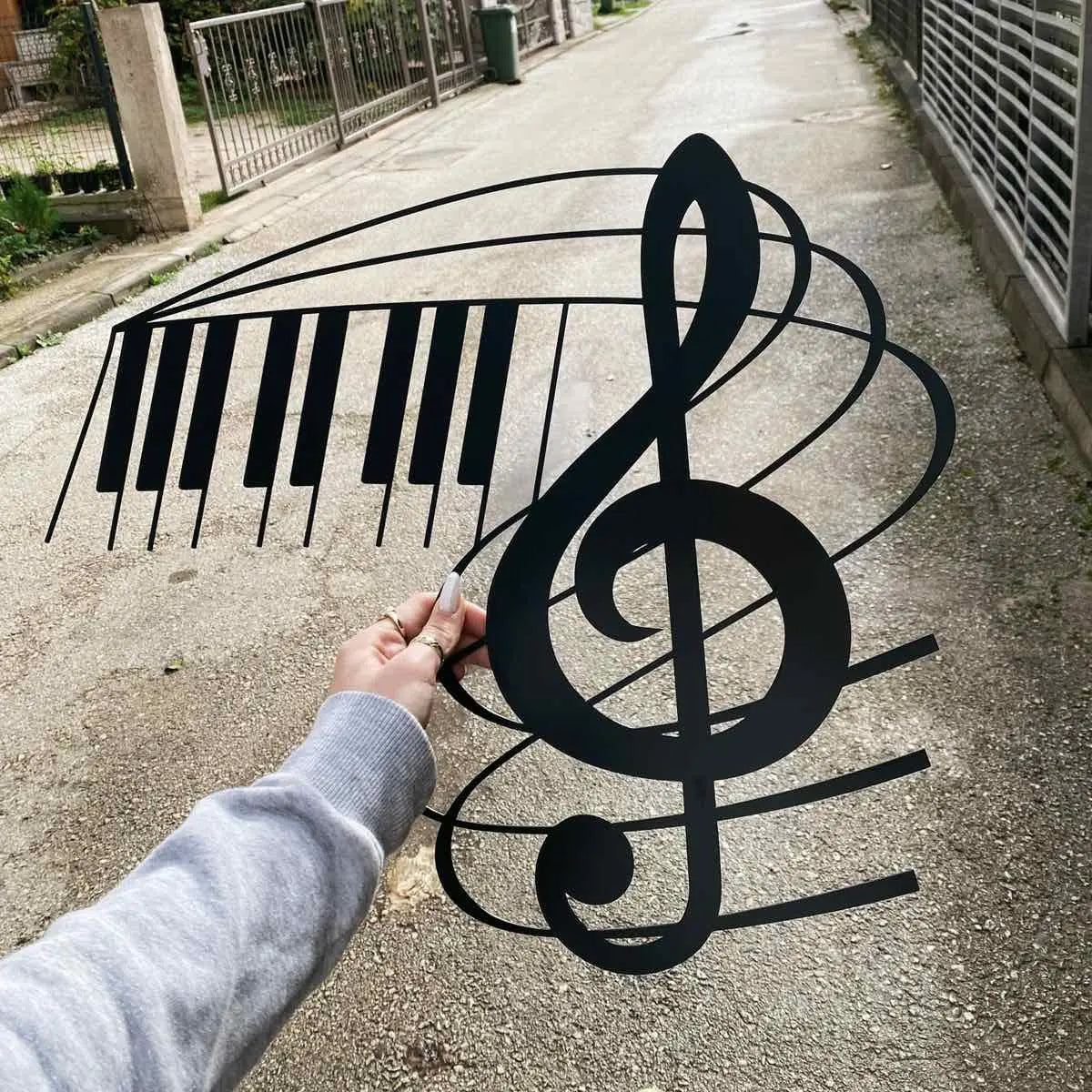 Metalna dekoracija u obliku note crna zidna dekoracija