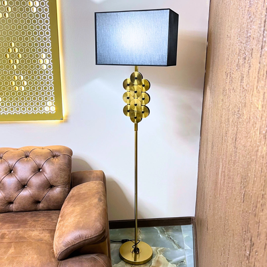 Podna lampa zlatna crni abazur