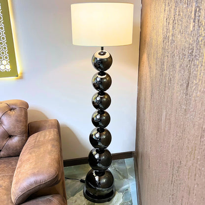 Podna lampa crna bijeli abazur