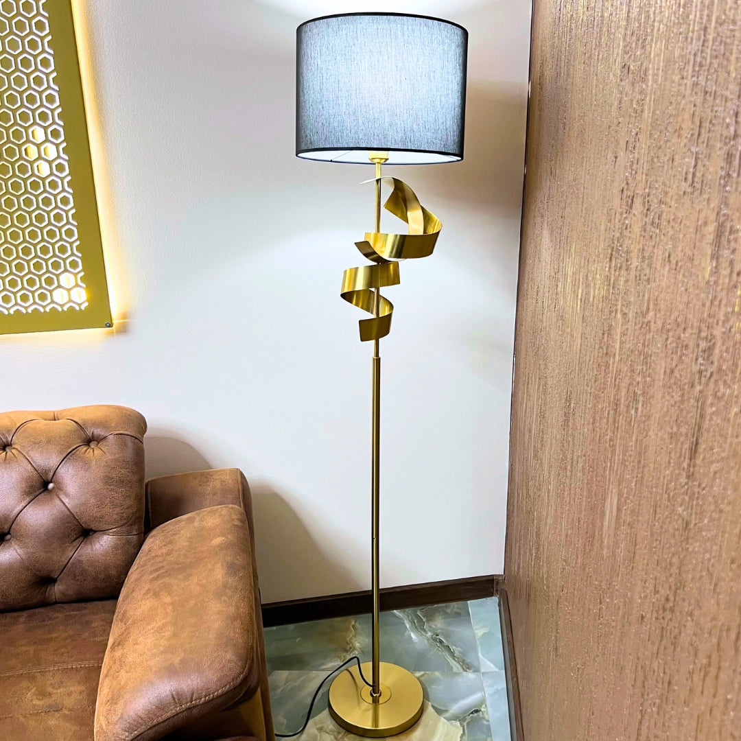 Podna lampa zlatna apstraktna crni abazur