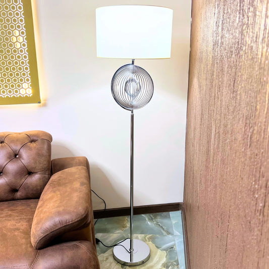 Podna lampa srebrena bijeli abazur