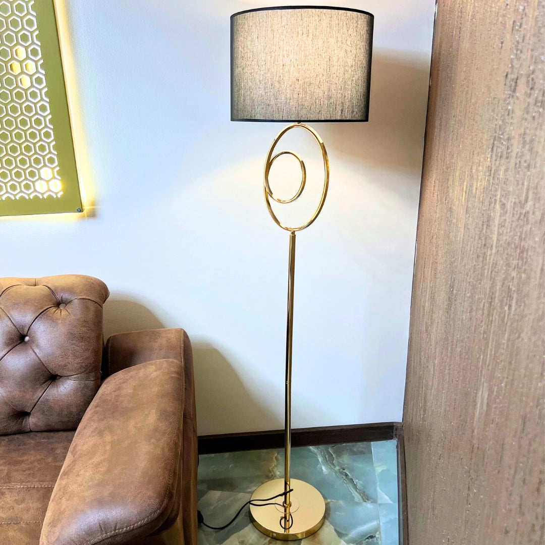 Podna lampa zlatna crni abazur