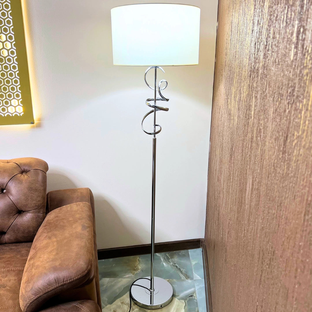 Podna lampa srebrena bijeli abazur