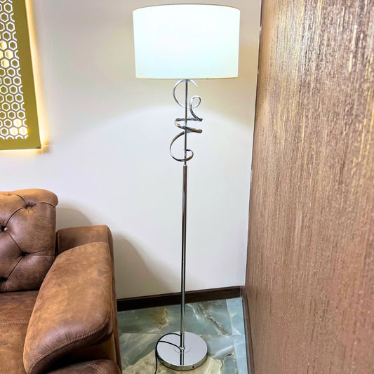 Podna lampa srebrena bijeli abazur