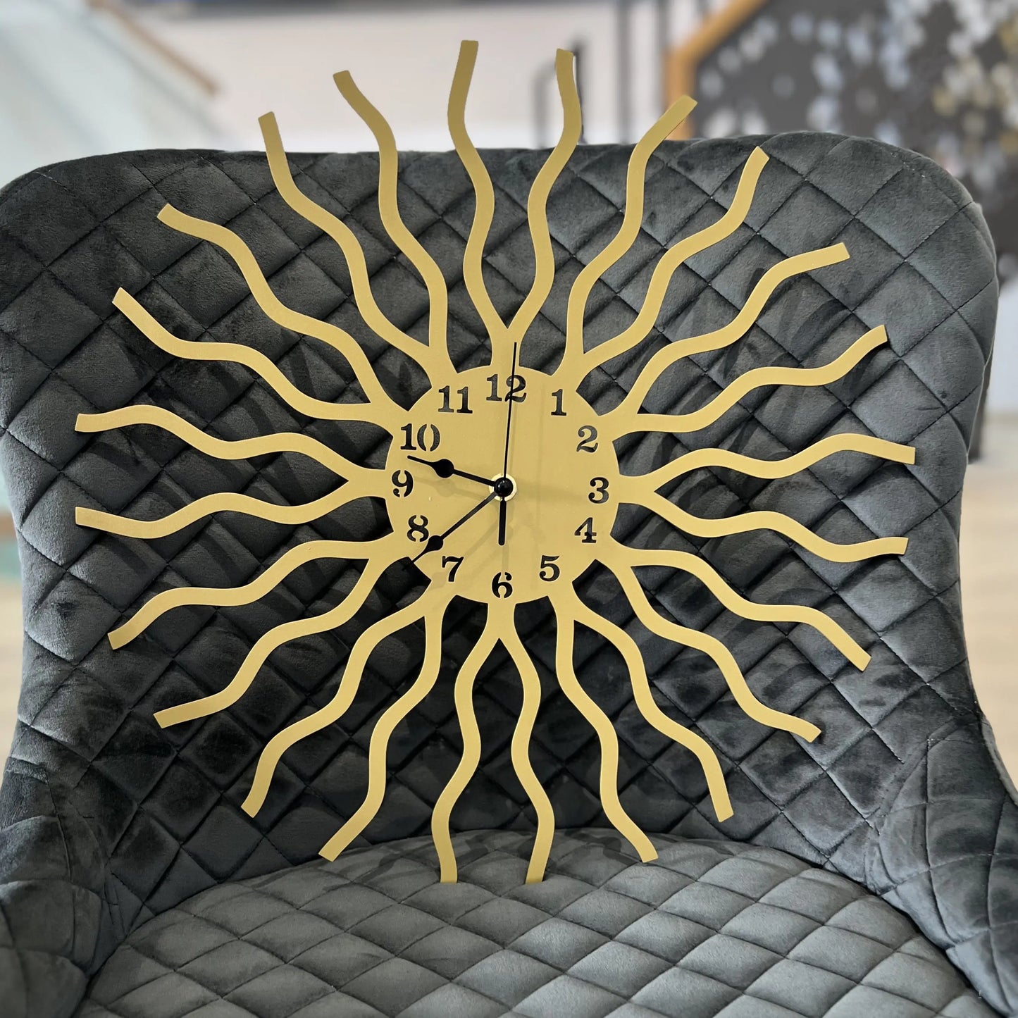 Zidni sat zlatni metalni