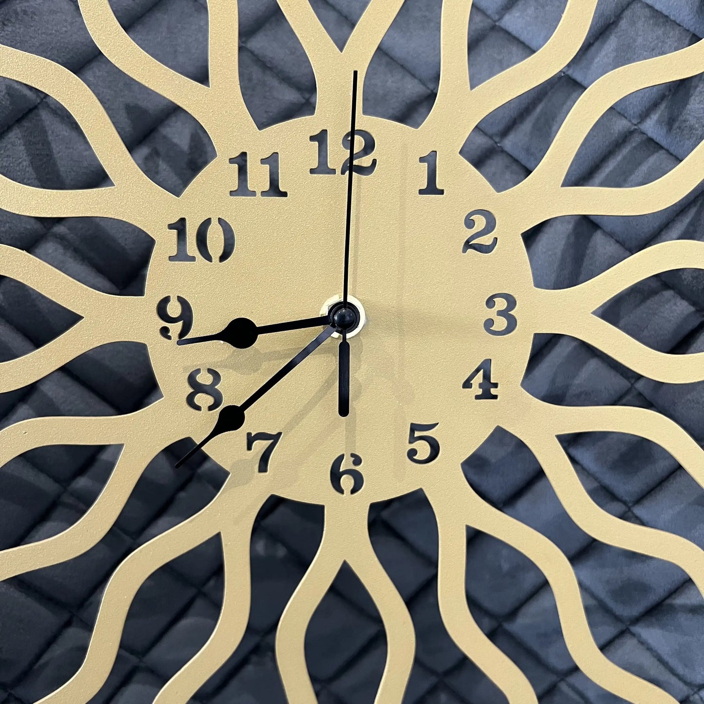 Zidni sat zlatni metalni