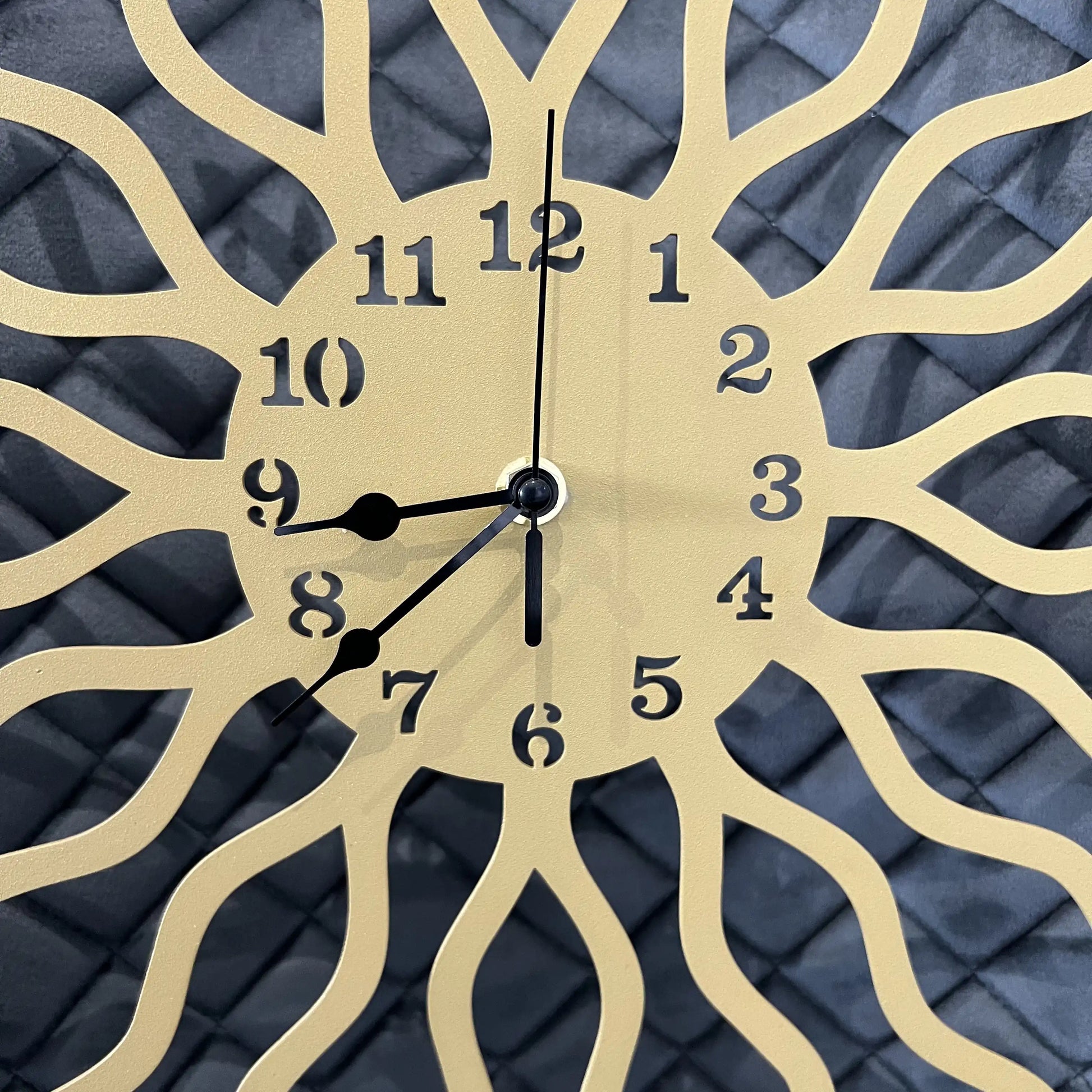 Zidni sat zlatni metalni