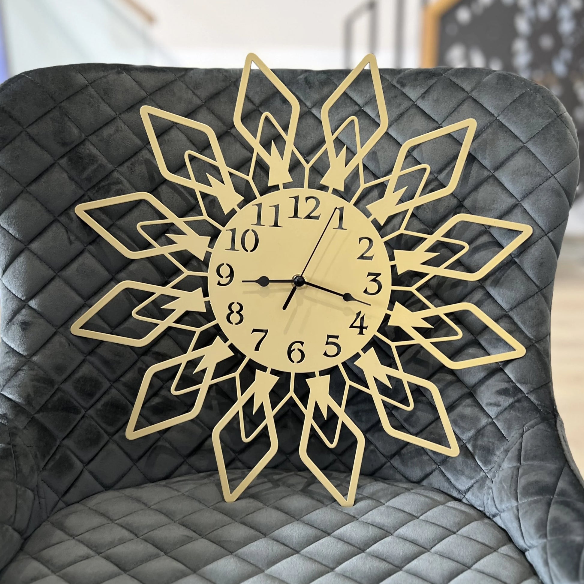 Zidni sat zlatni metalni